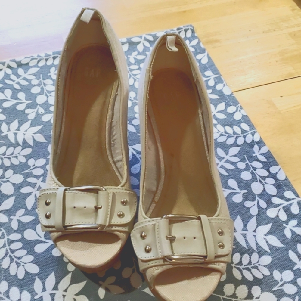 NWOT- GAP Peep Toe Platform Espadrilles